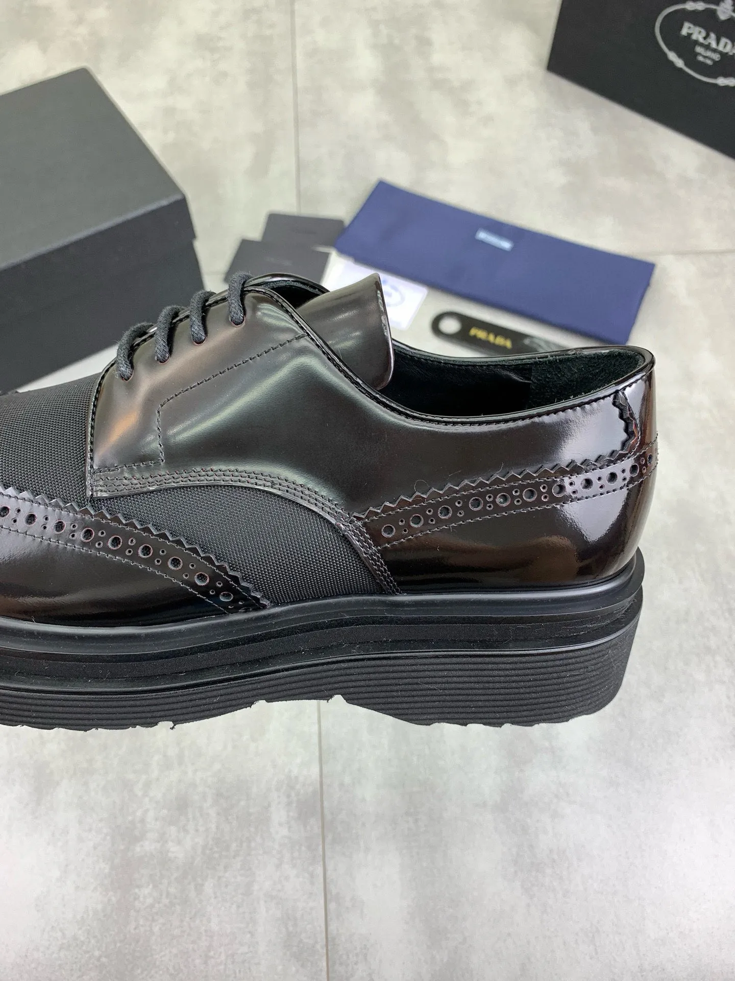 Factory price P880 💰Original quality, top version🔱 ＰＲＡＤＡPrada. Men's business casual leather shoes, top quality products. 1:1 shipment⬆️Luxurious and noble👞All imported original brand fabrics, just to create a more comfortable wearing experience. Upper: Original comfortable open edge bead-rubbed calf leather➕Top imported water-dyed full cow lining, original lightweight and comfortable TPU foam combination bottom✔️Code number: 39-44 (38.45 can be customized)